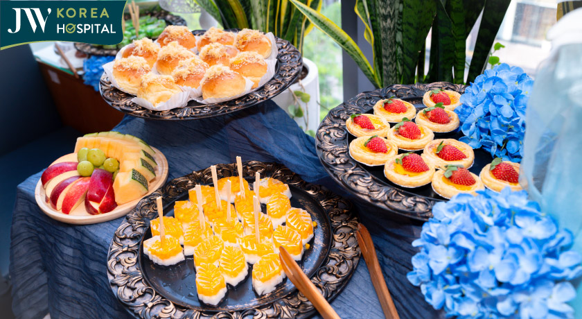 Bệnh viện JW chuẩn bị bánh và món tráng miệng chu đáo tiếp đón khách hàng tham dự sự kiện ra mắt công nghệ mới 