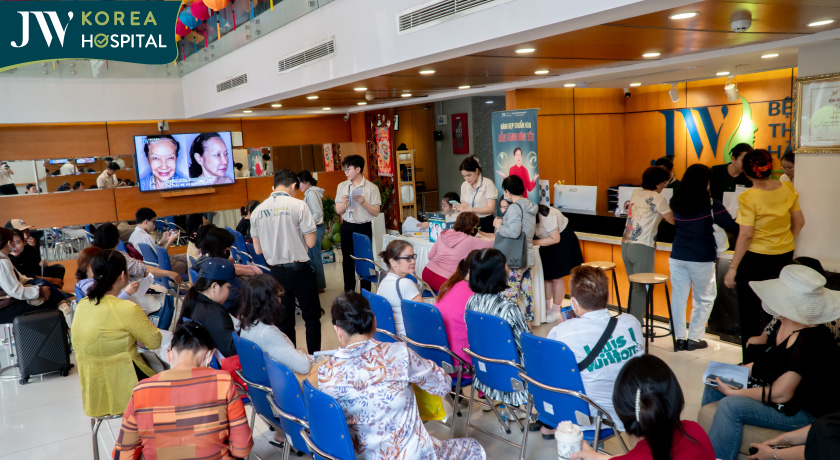 benh vien tiep don dong dao khach hang den tham du su kien ra mat cong nghe moi 458x251