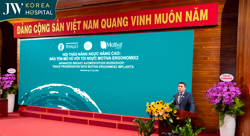 Chuyên gia phát biểu tại hội nghị bảo toàn mô ngực
