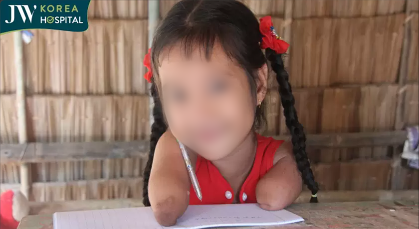 Cô bé khuyết tật nỗ lực học tập