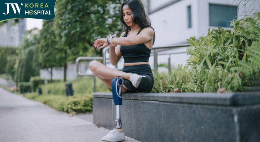 cô gái mang chân giả vẫn đi lại như người bình thường