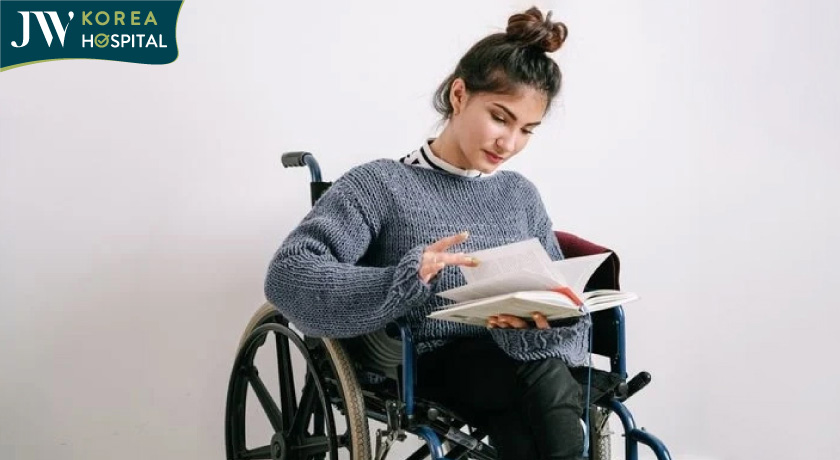 Cô gái bị khuyết tật chân nhưng không ngừng nỗ lực