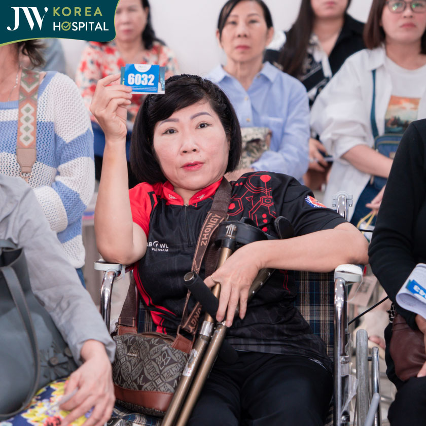 Khách hàng hào hứng tham gia bốc thăm trúng thưởng tại sự kiện tại Bệnh viện JW 