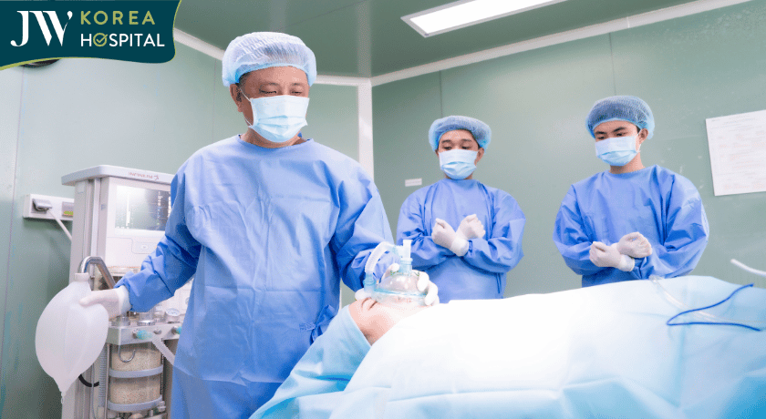 Đội ngũ Phẫu thuật - Gây mê hồi sức JW theo dõi sát sao suốt quá trình thực hiện phẫu thuật