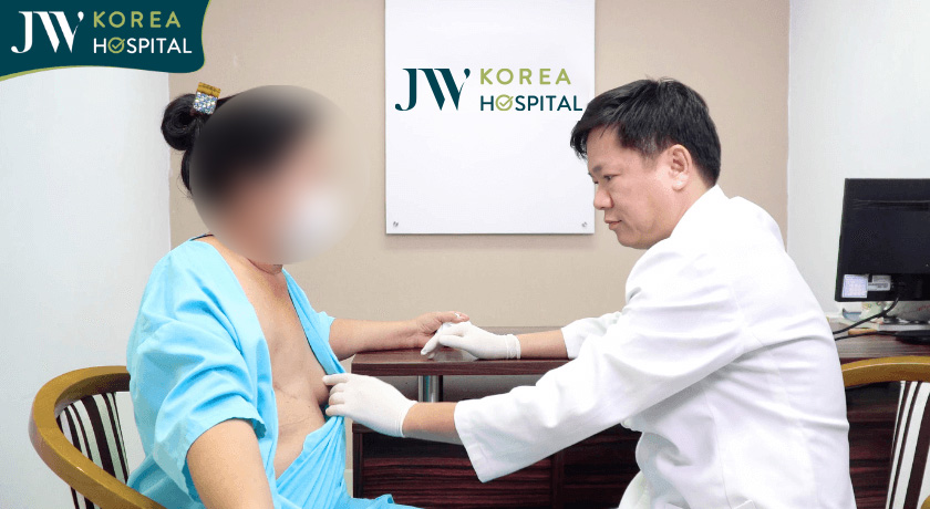 Bác sĩ Tú Dung trực tiếp thăm khám tư vấn cho khách hàng