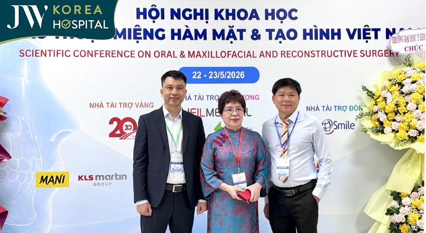 Bác sĩ Tú Dung trao đổi chuyên môn cùng các bác sĩ tại hội nghị y khoa Việt Nam
