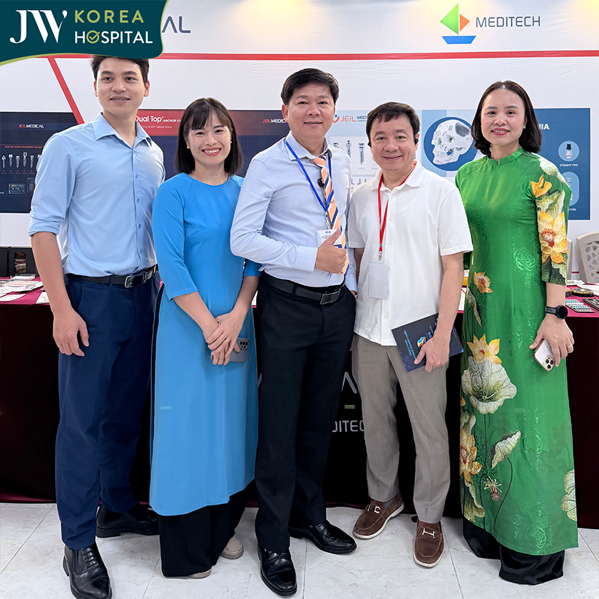 TS.BS Nguyễn Phan Tú Dung giao lưu cùng các chuyên gia tại hội nghị tạo hình thẩm mỹ Việt Nam