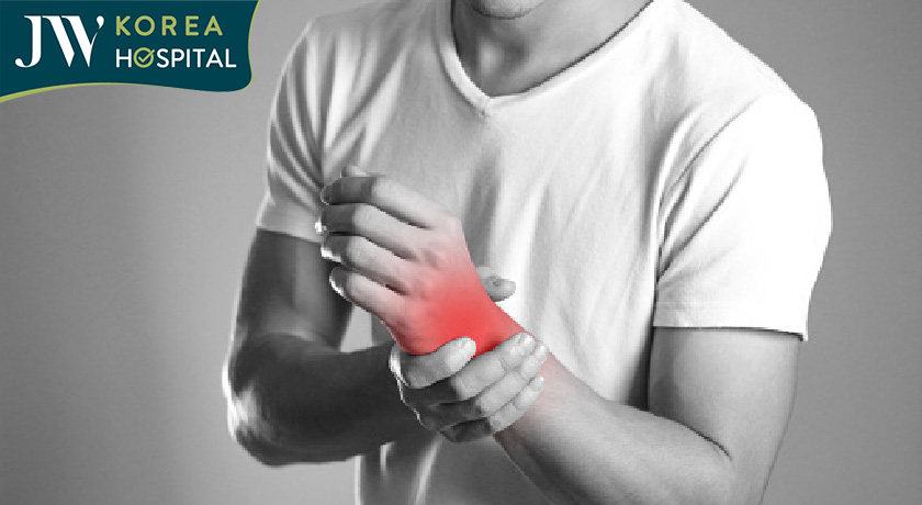 Tê hoặc yếu một bên cơ thể là dấu hiệu của đột quỵ