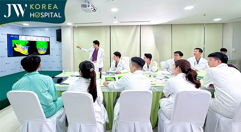 Bác sĩ Tú Dung và ê-kíp JW hội chẩn trước phẫu thuật