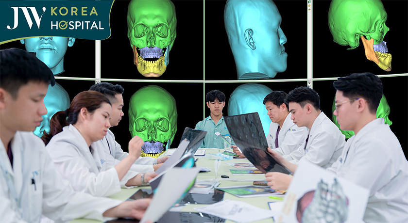 Bác sĩ Tú Dung kiểm tra kỹ lưỡng tình trạng sai lệch xương hàm, xây dựng kế hoạch điều trị cho bệnh nhân người Campuchia trước đại phẫu