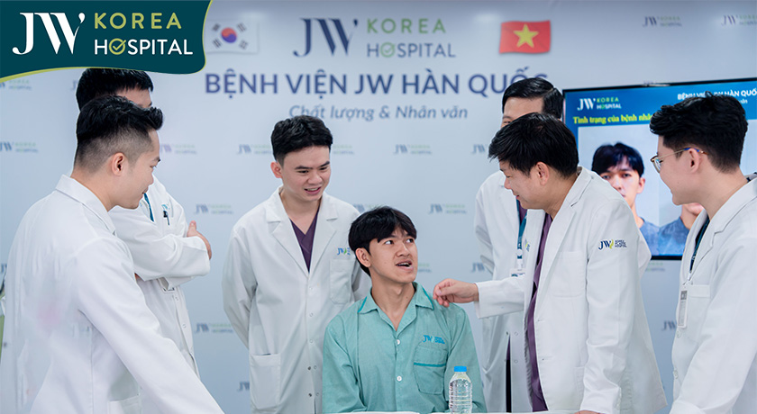 Hội chẩn trước phẫu thuật giúp bác sĩ Tú Dung và ê-kíp JW có phương án điều trị tối ưu nhất