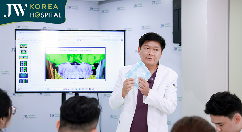 Bác sĩ Tú Dung thăm khám chi tiết, đánh giá các chỉ số chuyên môn nhằm chuẩn bị cho ca phẫu thuật hàm mặt phức tạp cho chàng trai Campuchia