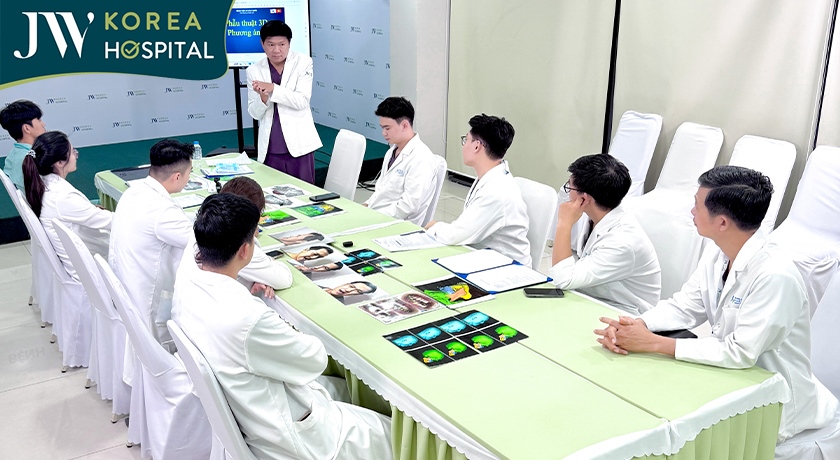 TS.BS Nguyễn Phan Tú Dung cùng hội đồng chuyên môn phân tích dữ liệu CT 3D trước ca phẫu thuật hàm mặt cho bệnh nhân Campuchia