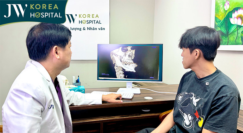 Bác sĩ Tú Dung kiểm tra kỹ lưỡng cấu trúc xương hàm và khớp cắn trước khi xây dựng phác đồ điều trị