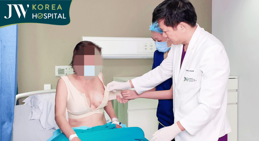 Khách hàng được bác sĩ chuyên khoa tại Bệnh viện JW trực tiếp thăm khám và đánh giá tình trạng cụ thể 