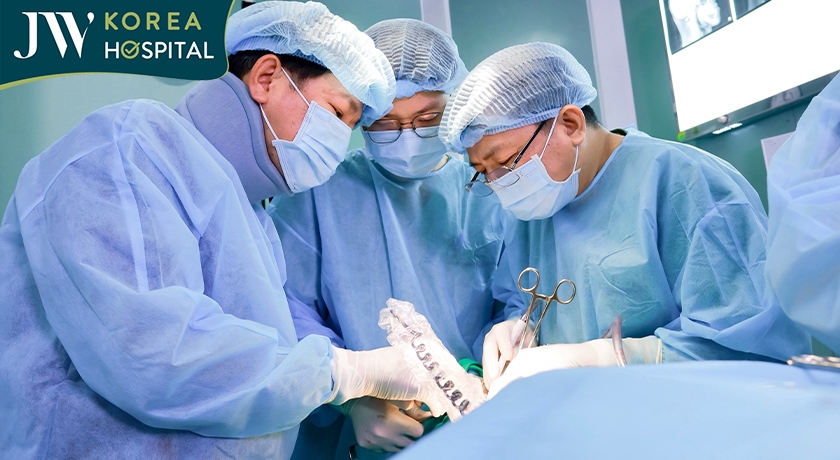 Bác sĩ Tú Dung và ê-kíp JW trực tiếp thực hiện các đường cắt xương hàm theo kế hoạch mô phỏng 3D đã được chuẩn bị trước
