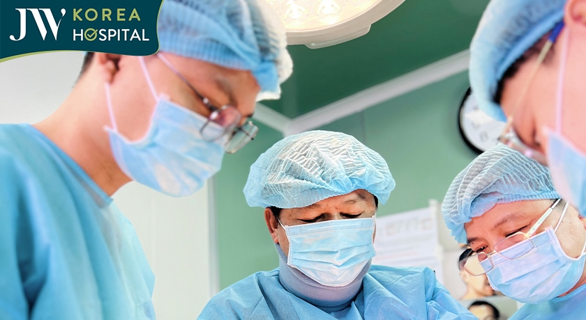 ca đại phẫu kéo dài 5 giờ với sự phối hợp của 5 ê-kíp chuyên môn tại Bệnh viện JW
