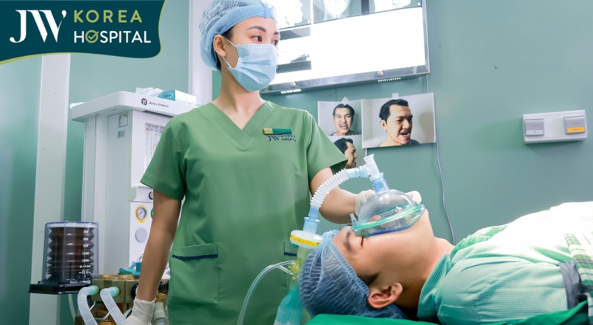 Đội ngũ Gây mê hồi sức theo dõi sát sao trong suốt quá trình thực hiện phẫu thuật hàm móm cho Soda Camp 