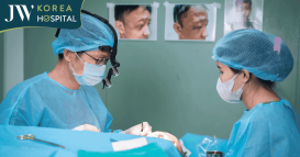 Ê kíp bác sĩ JW phẫu thuật cắt u mạch máu và căng da trán