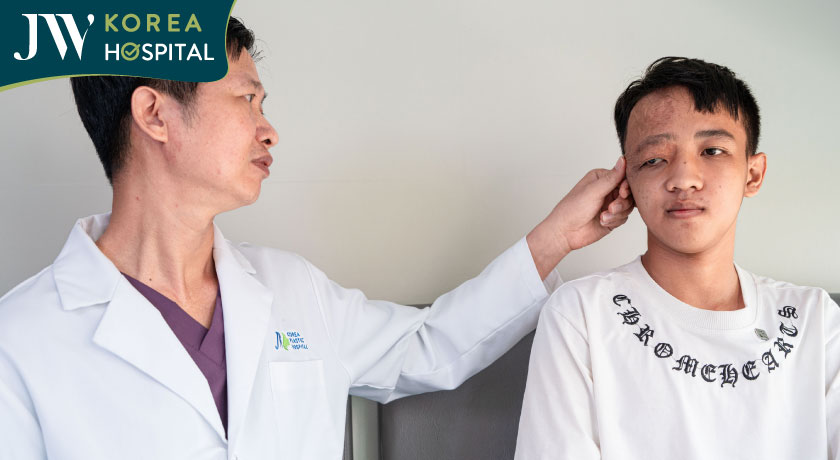 Bác sĩ chuyên khoa trực tiếp thăm khám và đánh giá tình trạng cho nam sinh 16 tuổi mắc u máu bẩm sinh 
