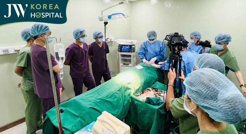 Đội ngũ bác sĩ Bệnh viện JW theo dõi ca mổ thị phạm J-Plasma để nâng cao kỹ năng thực hành lâm sàng