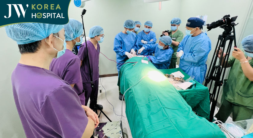 Ca mổ thị phạm ứng dụng công nghệ J-Plasma được truyền hình trực tiếp đến hội trường hội thảo