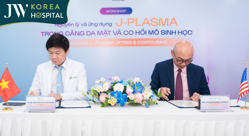 Ban lãnh đạo Bệnh viện JW và đối tác Việt Can thực hiện nghi thức ký kết chuyển giao công nghệ J-Plasma