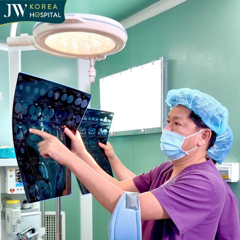 Bác sĩ Tú Dung đưa ra quyết định thay đổi phương án chẩn đoán, chuyển từ MRI sang CT Scan để kịp thời điều trị cho bệnh nhân