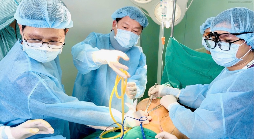Bác sĩ Tú Dung xử lý ca biến chứng ngực phức tạp với hệ thống mô viêm, xơ hóa sau nhiều năm tiêm chất làm đầy không rõ nguồn gốc