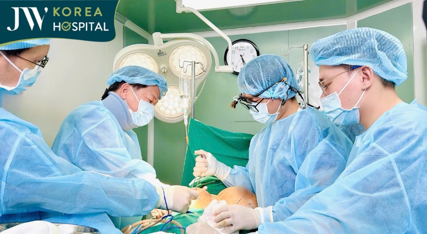 Bác sĩ Tú Dung cùng ê-kíp JW thực hiện ca mổ kéo dài 5 giờ để loại bỏ gần 5 lít dịch và chất lạ khỏi hai bên ngực bệnh nhân