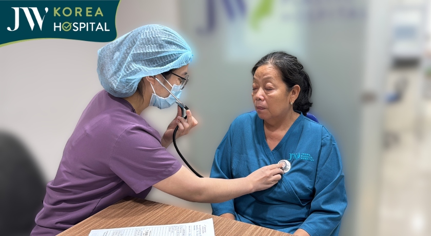 bệnh nhân được bác sĩ kiểm tra sức khỏe tiền phẫu kỹ lưỡng để đảm bảo an toàn và hạn chế rủi ro khi thực hiện phẫu thuật