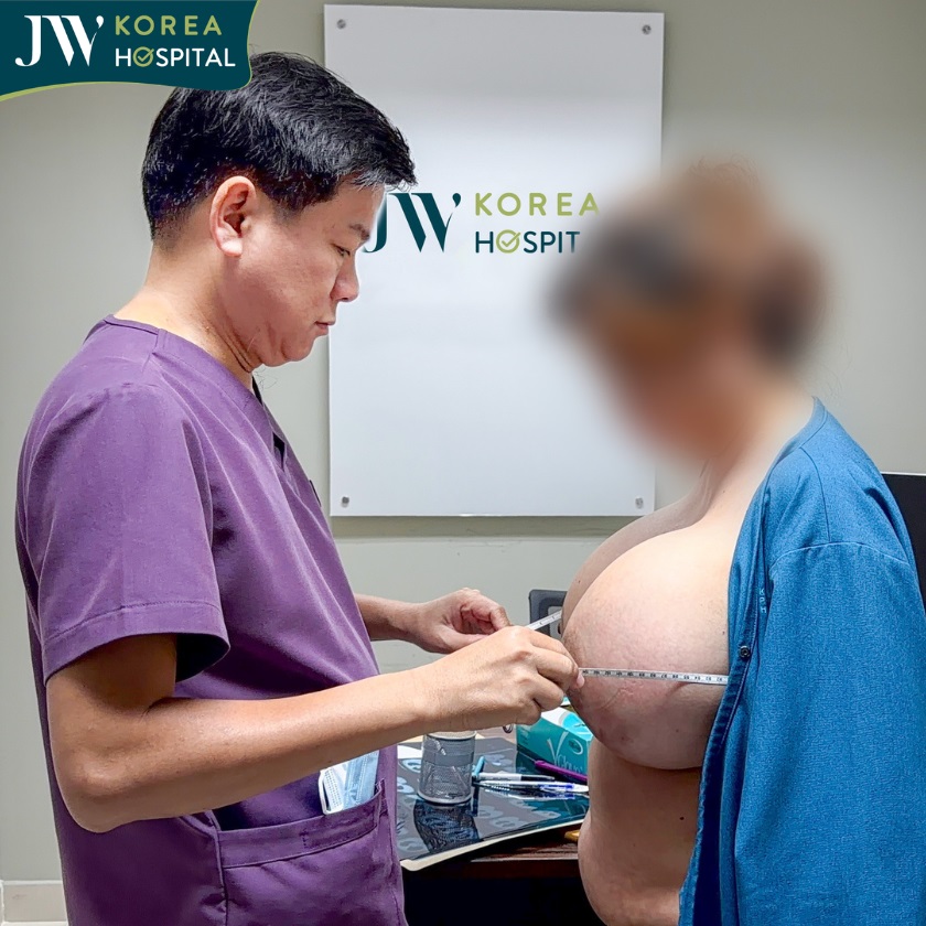 Bác sĩ Tú Dung trực tiếp thăm khám và đánh giá tình trạng