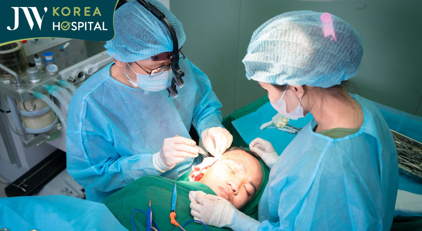 Bác sĩ thực hiện phẫu thuật tạo hình phục hồi cho nam sinh mắc di chứng u máu bẩm sinh