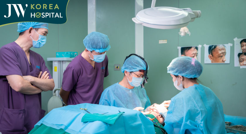 Ca phẫu thuật tạo hình phục hồi xử lý bướu máu tồn lưu và da dư vùng trán phải tại Bệnh viện JW