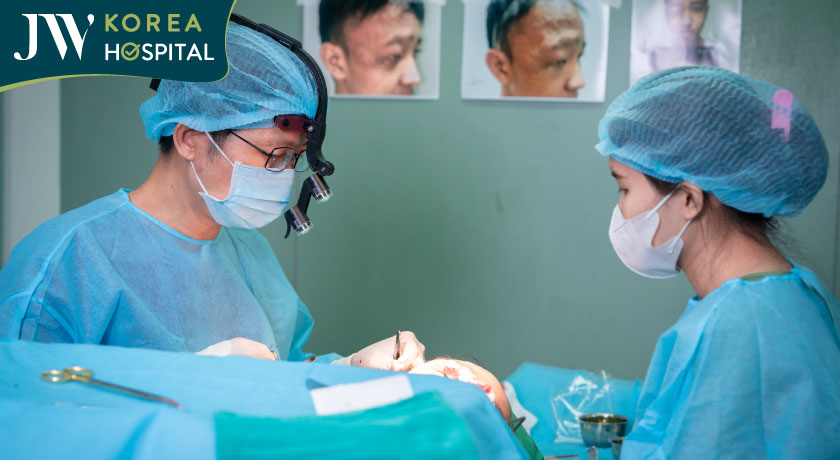 Các bác sĩ tiến hành bóc tách mô sẹo và xử lý bướu máu tồn lưu trong ca phẫu thuật kéo dài 4 giờ