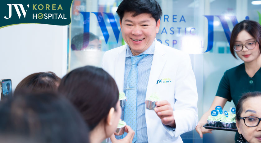 Đông đảo khách hàng tư vấn trực tiếp cùng đội ngũ bác sĩ tại Đại tiệc Sinh nhật 26 năm Bệnh viện JW