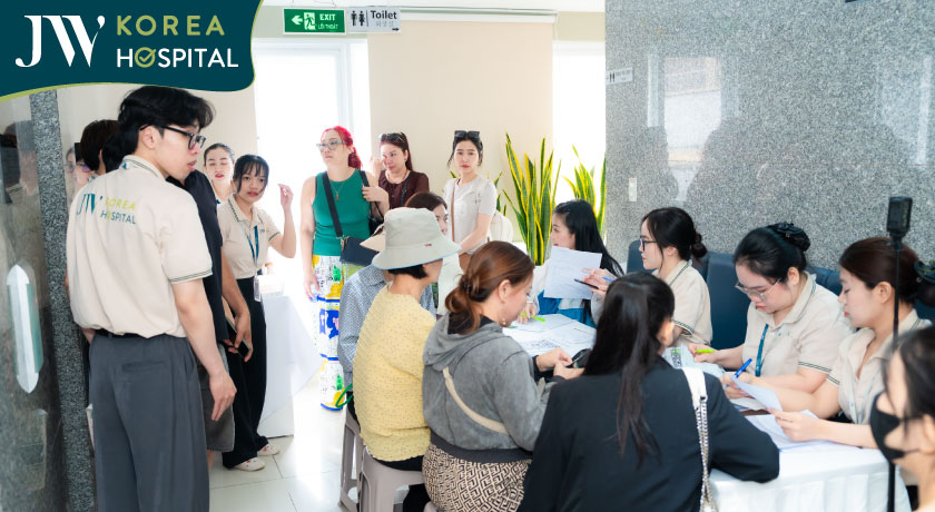 Các khu vực tiếp đón và tư vấn tại Bệnh viện JW luôn tấp nập khách hàng trong ngày diễn ra sự kiện