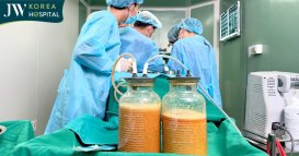 ê-kíp JW hút 5 lít dịch và chất lạ từ ngực của người phụ nữ sau tiêm mỡ nhân tạo tại Trung Quốc 20 năm trước