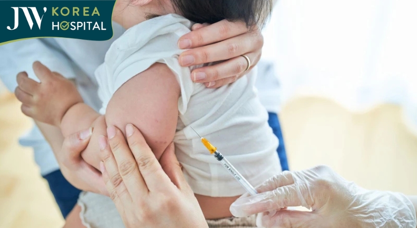 Cần nên tiêm vắc xin phòng bệnh tay chân miệng cho trẻ nhỏ