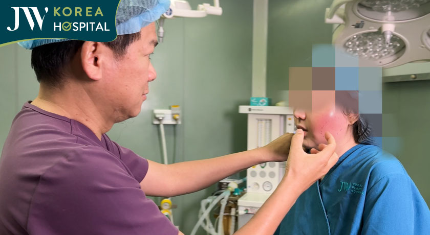 Bác sĩ Tú Dung trực tiếp kiểm tra tình trạng nhiễm trùng vùng má