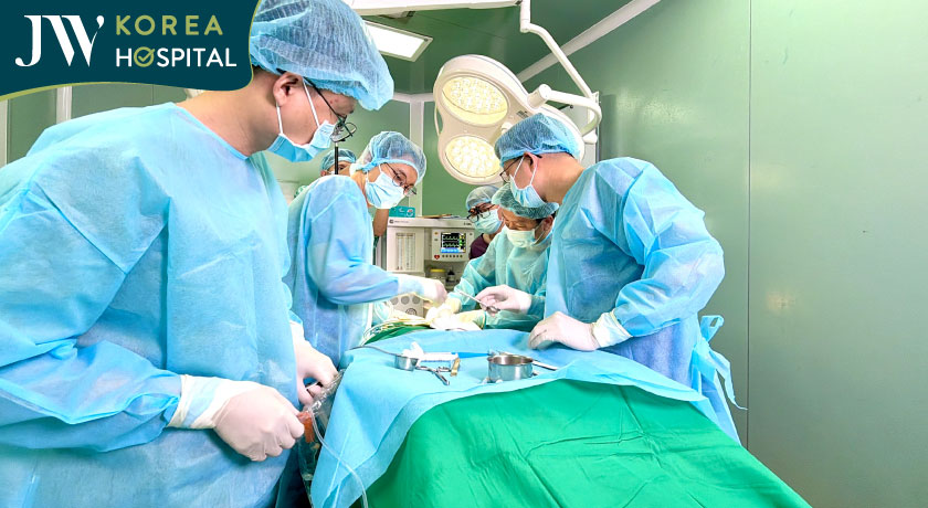 Ê-kíp JW phối hợp cùng bác sĩ Tú Dung phẫu thuật dẫn lưu ổ áp xe