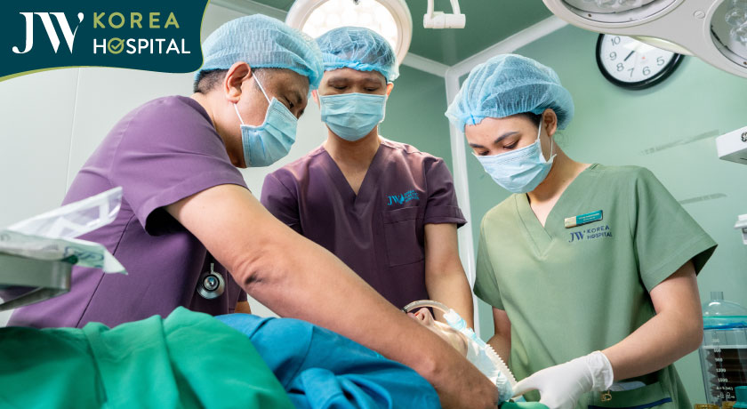 Bác sĩ Tú Dung và ê-kíp JW điều trị bệnh nhân biến chứng tiêm filler sau 5 năm