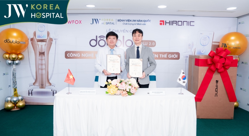 Bác sĩ Tú Dung và Dr. Seo Dong Hoon – CEO Snowfox tại buổi chuyển giao công nghệ New Doublo 2.0
