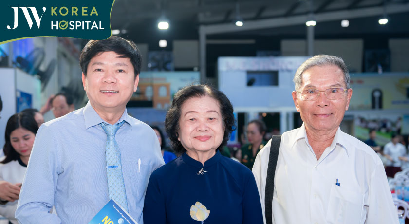 Bác sĩ Tú Dung chụp hình cùng bà Trương Mỹ Hoa