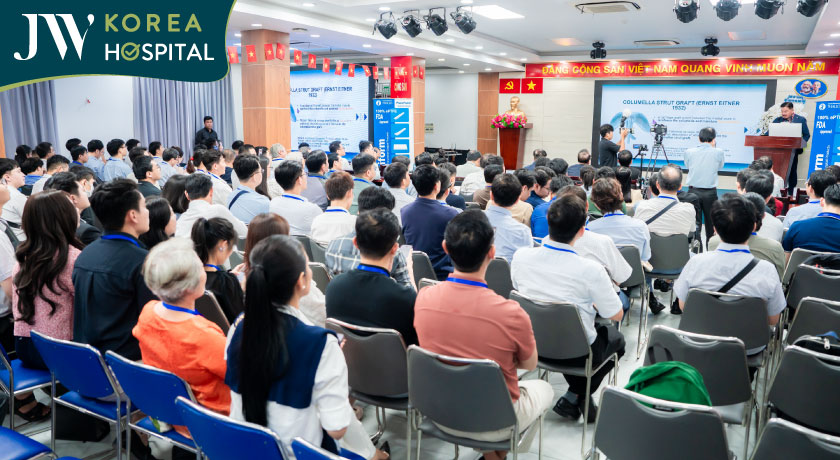 Bác sĩ Tú Dung tại Hội thảo Quốc tế Phẫu thuật Tạo hình Thẩm mỹ Mũi ở TP.HCM