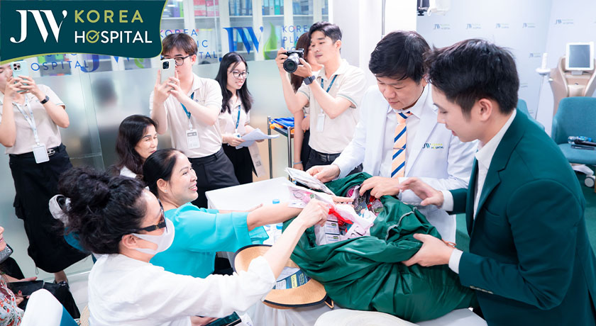 Bác sĩ Tú Dung tặng quà 20/10 cho khách hàng tham gia sự kiện