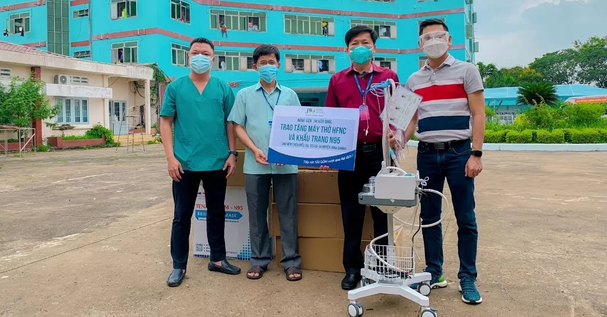Bệnh viện JW trao tặng máy thở oxy dòng cao (HFNC) cho Bệnh viện điều trị Covid-19 Bình Chánh