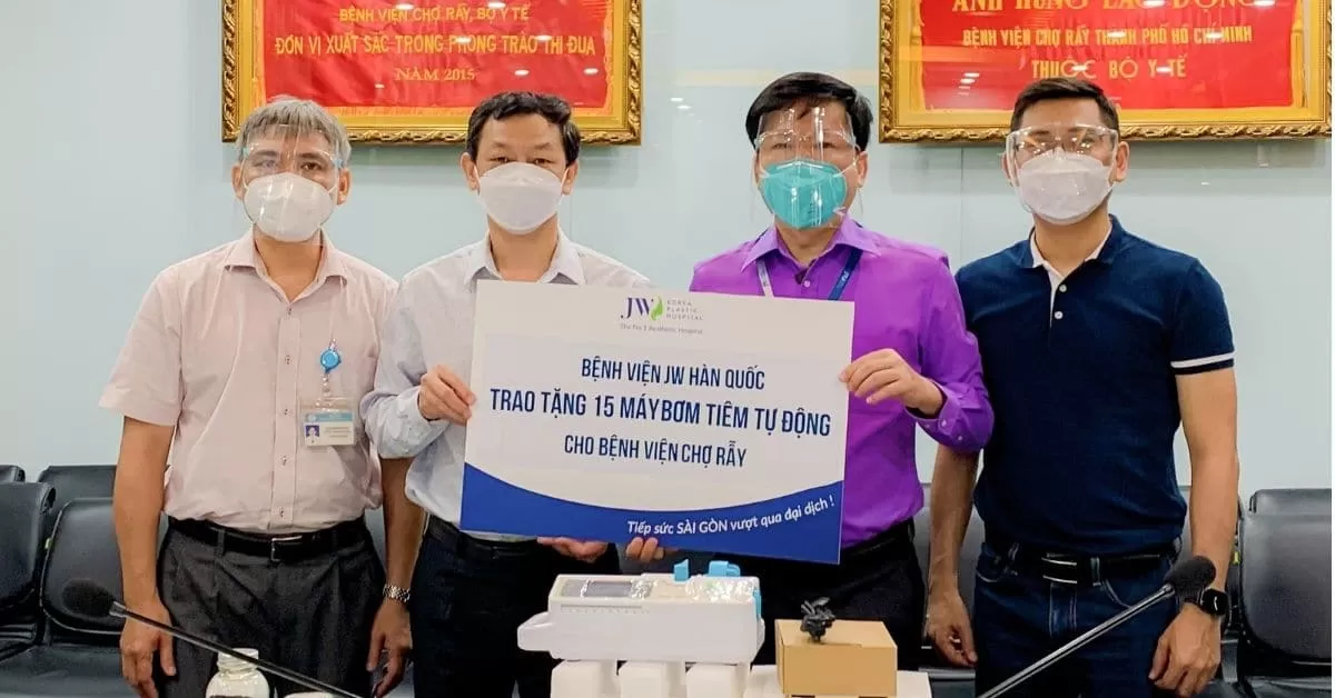 Bác sĩ Tú Dung trực tiếp trao tặng máy bơm tiêm tự động cho Bệnh viện Chợ Rẫy