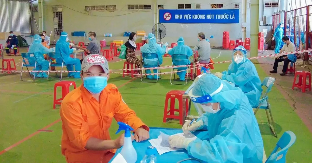 Chiến sĩ JW tiêm vaccine Covid-19 cho hơn 400 công nhân vệ sinh
