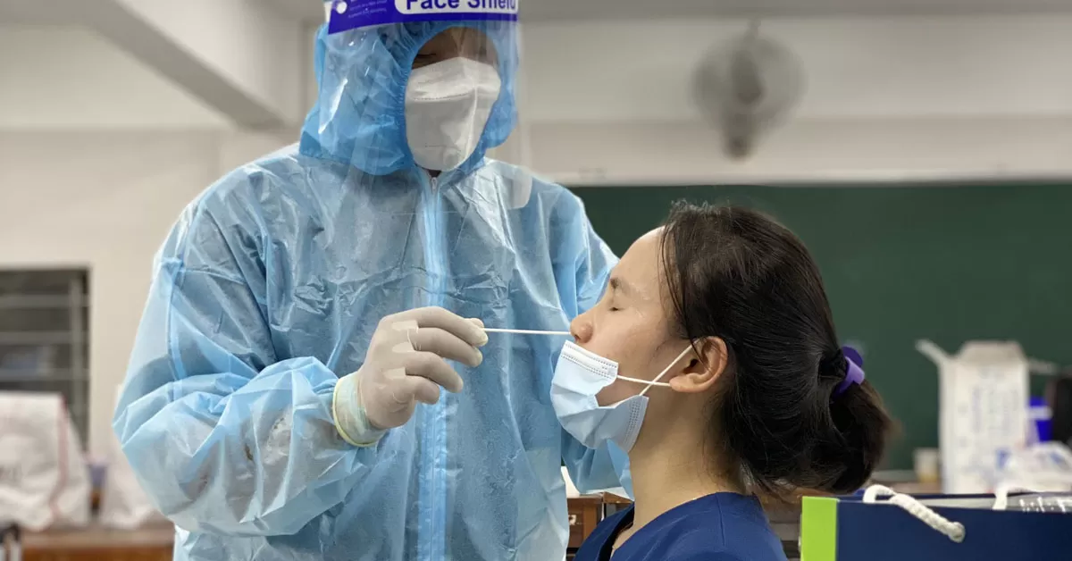 “Ai ở đâu, ở yên đó” nhưng ca nhiễm cộng đồng vẫn tăng đột biến, phải làm sao?